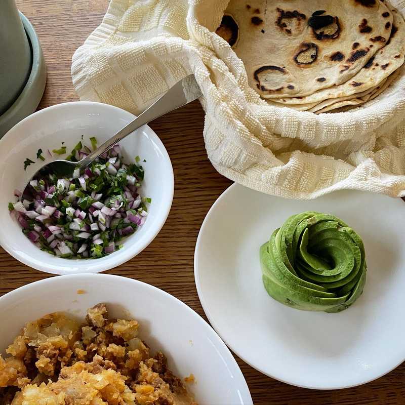 🐷 chorizo 🥔 potato 🌮 tacos with homemade flour tortillas (used Samin Nosrat’s Sonoran style recipe from NYT Cooking). Topping is mix of red onion…