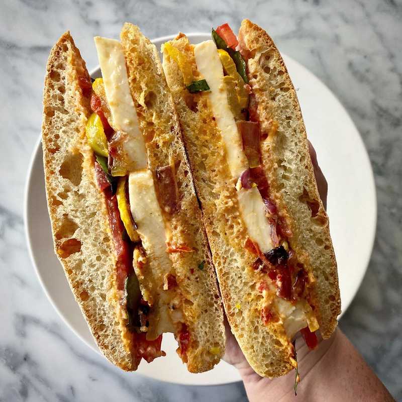 Caprese-ish #sandwich
๐ฅ fresh baked ciabatta al latte rolls
๐
roasted tomato, squash, onion
๐ฑ Thai basil
๐ง mozzarella
๐ถ calabrian chili mayo