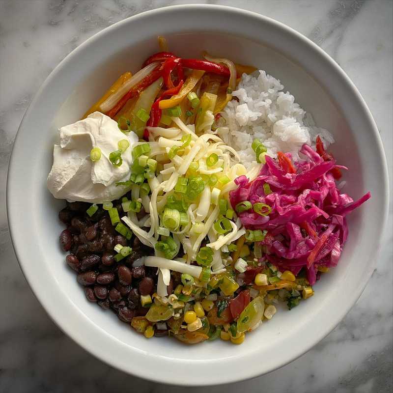 Summer rice bowl featuring:
🌽 corn + heirloom tomato salsa
🌶 sautéed peppers + onions
🖤 black beans
🥬 red cabbage #curtido
🧀 jack cheese + sour cream…