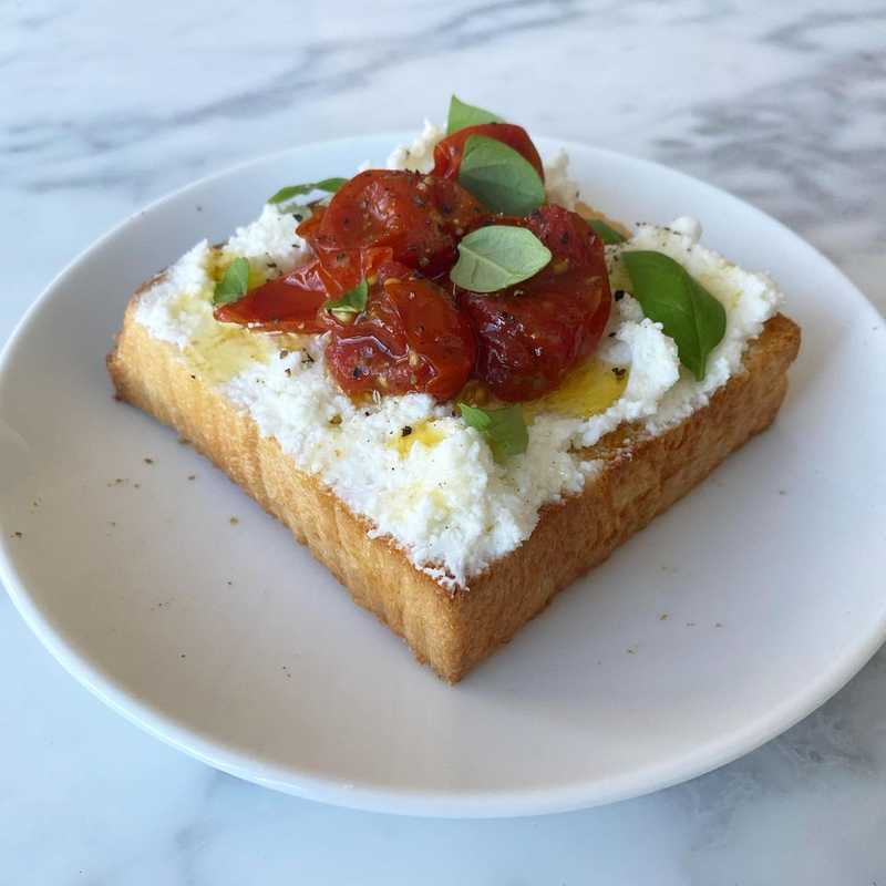 lil toast to ease back into the work week π thicccc cut homemade milk bread
π§ @centralvalleyfarm ricotta
π
confit cherry tomatoes
π§ garlic oil andβ¦