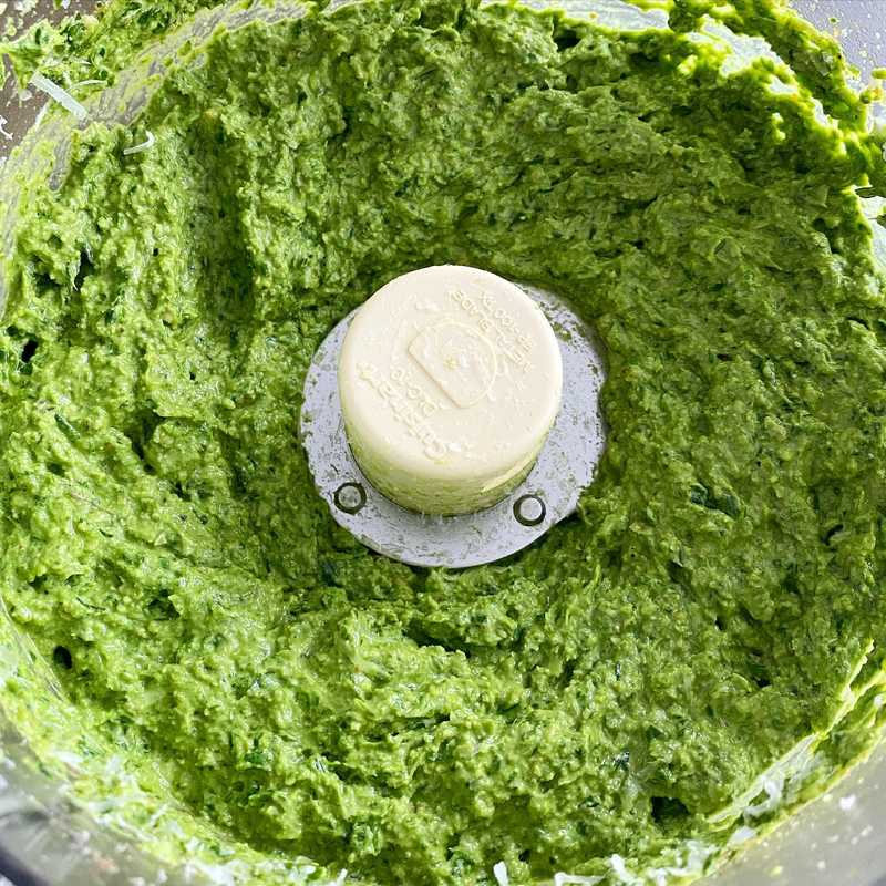 made some ramp pesto with the ramps my very kind parents sent me 💚🌱